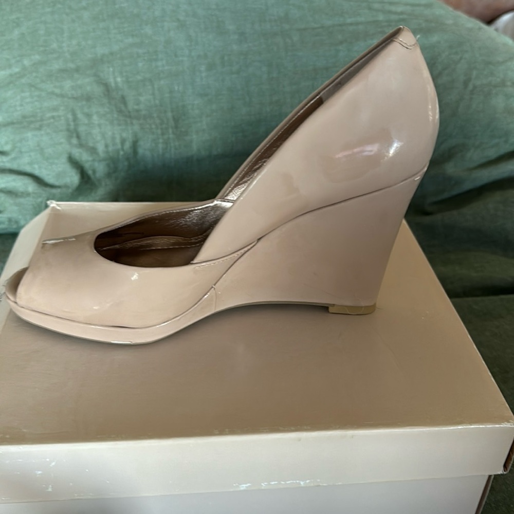 Ladies high wedge peep toe shoe